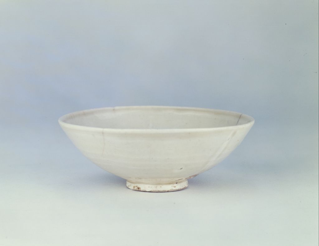 图片[1]-Huoxian kiln white glaze embossed small bowl with words-China Archive